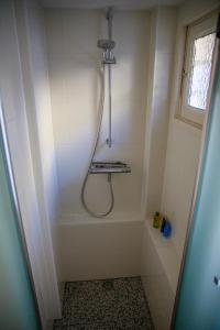 La salle de bains est pourvue d'une douche avec rideau de douche. dans l'établissement Obrecht Welcome, à Utrecht
