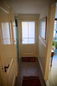 un couloir avec une porte et une fenêtre dans l'établissement Obrecht Welcome, à Utrecht
