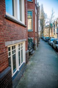 a brick alley with cars parked next to a brick building at Obrecht Welcome in Utrecht