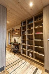 RückholzにあるTrollenhof im Allgäu - Ferienwohnungen Aggensteinの本棚付きの部屋