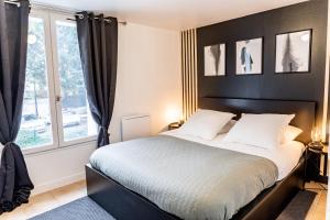 a bedroom with a large bed and a window at Le Factory : Proche Roissy CDG - Paris - Astérix in Moussy-le-Neuf