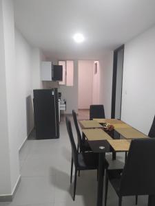a kitchen and dining room with a table and chairs at Hermoso aparta estudio con Aire Acondicionado en un primer piso Cerca al Hospital de Neiva in Neiva