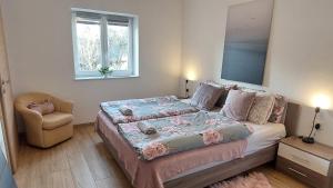 1 dormitorio con 1 cama, 1 silla y 1 ventana en New Istriaexperience, en Koper