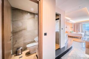 La salle de bains est pourvue de toilettes et d'un lavabo. dans l'établissement HOM54 Luxury Suites, à Héraklion