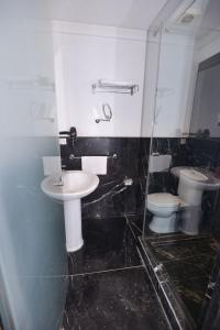 een badkamer met een wastafel en een toilet bij Le 135 appart hotel in Casablanca +21 foto's
