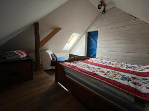1 dormitorio con 1 cama en el ático en Chalupa Soľ nad zlato, en Lazisko