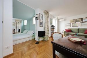 ローマにあるLovely Apartment Via Sistinaのリビングルーム(ベッド1台、ソファ付)