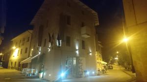 a building on a city street at night at Hotel Cumilì in Capo di Ponte