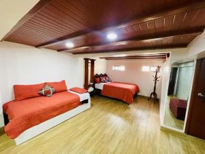 1 dormitorio con 2 camas y ventana en Hermoso apartamento en Baños de Agua Santa, en Baños