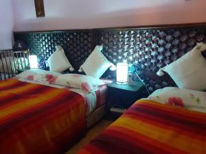 Riad Sesame tesisinde bir odada yatak veya yataklar