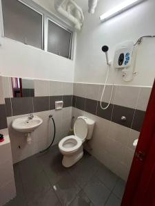 un baño con inodoro y lavabo en Homestay Kuala Terengganu Affan02 Dekat Pantai Batu Buruk, en Kuala Terengganu