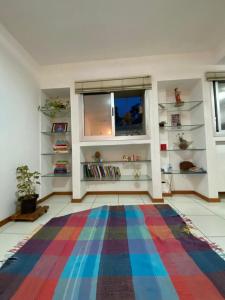 una habitación con una alfombra colorida en el suelo en Miniduplex bem localizado, en Brasilia