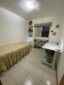 Habitación con cama y escritorio. en Miniduplex bem localizado, en Brasilia