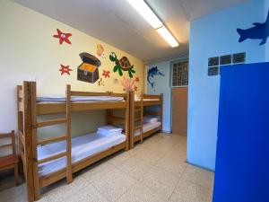 Středisko ekologické výchovy SEVER emeletes ágyai egy szobában