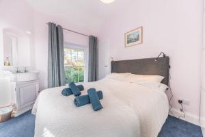 Ένα ή περισσότερα κρεβάτια σε δωμάτιο στο Top Garden Suite Far Sawrey Windermere