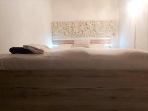 Un pat sau paturi într-o cameră la Imádnivaló kislakás
