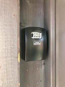 una caja eléctrica negra en el costado de una puerta en Kuninga Holiday Apartment, en Pärnu