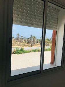 okno w pokoju z widokiem na pustynię w obiekcie Belle appartement vue de mer w mieście Dżardżis