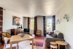 sala de estar con sofá y mesa en Gîte - Holiday Home Vent Marin, en Limoux