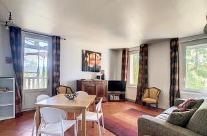 sala de estar con mesa y sofá en Gîte - Holiday Home Vent Marin, en Limoux