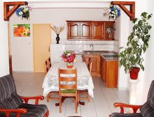 - une cuisine avec une table et des fleurs dans l'établissement Villa De Rêve avec Piscine XXL Vue Panoramique, à Fundão