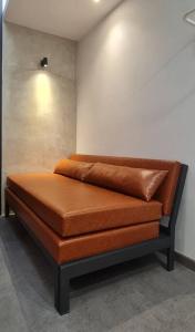 - un canapé brun dans une pièce dans l'établissement Mahkota Pool View Apartment near A’Famosa & Jonker, à Malacca
