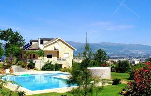 een huis met een zwembad in een tuin bij Villa De Rêve avec Piscine XXL Vue Panoramique in Fundão