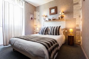 Postel nebo postele na pokoji v ubytování Logis le Relais Sarrasin