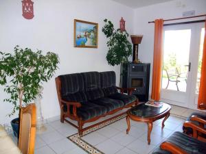 - un salon avec un canapé et une table dans l'établissement Villa De Rêve avec Piscine XXL Vue Panoramique, à Fundão