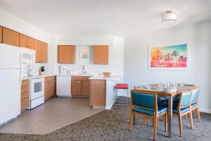 uma cozinha com mesa e cadeiras num quarto em WorldMark Anaheim em Anaheim