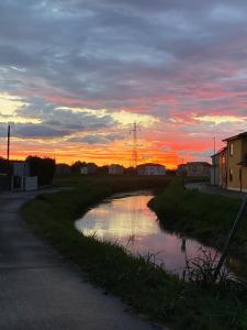 Pohľad na východ alebo západ slnka z farmy alebo blízkeho okolia