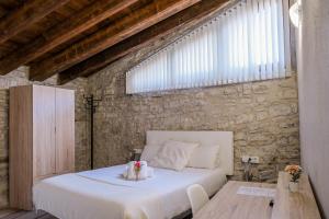 A bed or beds in a room at El Forn de Freixenet con servicios de un hotel