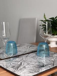 uma mesa com dois copos de vinho numa mesa em Dèpendance immersa tra gli ulivi em Cologna