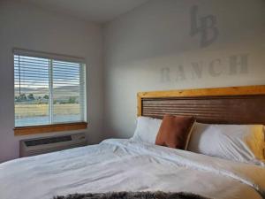 Łóżko lub łóżka w pokoju w obiekcie Lazy Bear Ranch