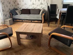 uma sala de estar com um sofá e uma mesa de centro em AN-TA Nyaraló Harkány em Harkány