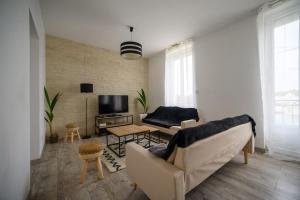 TV a/nebo společenská místnost v ubytování L'Escapade Périgourdine, wifi, parking, Netflix, piscine