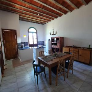 a kitchen and dining room with a table and chairs at Inocencia Faez in Roldán