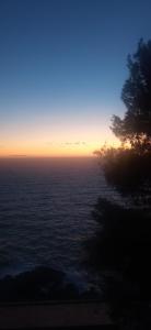 Cinqueterre National Park Sea view في فرامورا: اطلالة على المحيط وقت الغروب