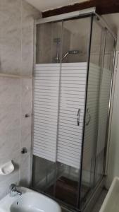 ジェノヴァにあるAncient Porticciolo - Nervi Genovaのバスルーム(ガラス張りのシャワー、シンク付)