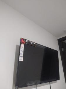 een flatscreen-tv zittend op een muur bij Hermoso aparta estudio con Aire Acondicionado en un primer piso Cerca al Hospital de Neiva in Neiva