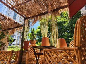 eine Terrasse mit einem Tisch, Stühlen und Pflanzen in der Unterkunft House Park Hotel Boutique in Santa Fe