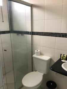 サンパウロにあるHotel Pigalle, próximo a Expo São Pauloのバスルーム(トイレ、ガラス張りのシャワー付)