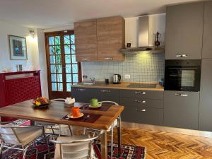een keuken met een houten tafel met stoelen en een eetkamer bij Piccola Suite in Castiglione del Lago