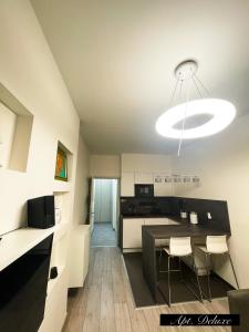Una cocina y un comedor con mesa y sillas. en Apartments in the heart of Prague, en Praga