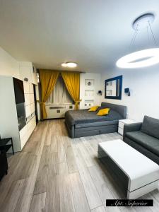 una sala de estar con un sofá y una mesa en Apartments in the heart of Prague, en Praga