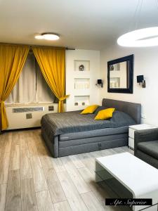 un dormitorio con una cama y un sofá en Apartments in the heart of Prague, en Praga 25 fotos más