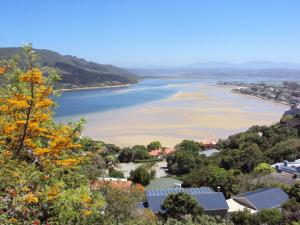 - Vistas al río desde una colina en Turaco, en Knysna