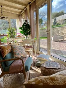佩斯卡拉的住宿－Peperosa in collina B&B，带沙发、椅子和窗户的客厅