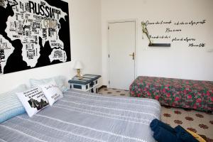 奧戈索洛的住宿－Santu Bustianu，卧室配有一张床,墙上挂着一张海报