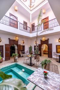 una gran sala de estar con una piscina en el centro en Riad Dar Elma And Spa, en Marrakech